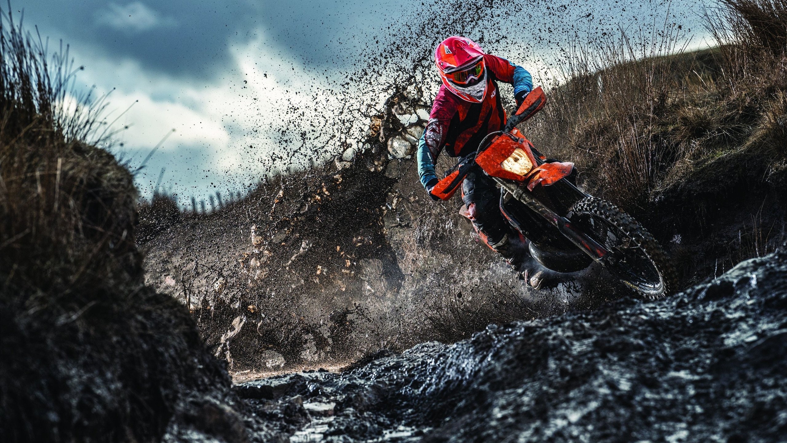 “青少年足球公益活动在边远地区落地，普及足球运动”，开展青少年足球运动的意义